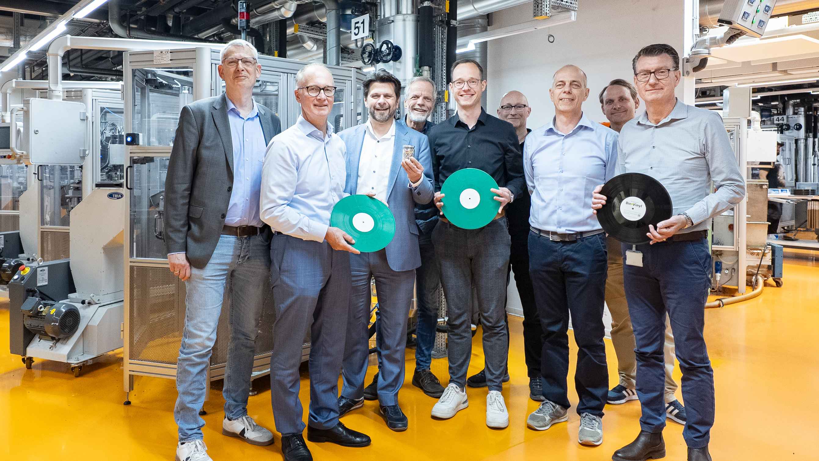 Die Vinylexperten mit den Produkten, um die es bei dem Treffen ging (von links): Andreas Arnold, Thomas Hülsmann, Alexander Kronimus (alle VinylPlus), Thorsten Megow, Philipp Hahn, Peter R...