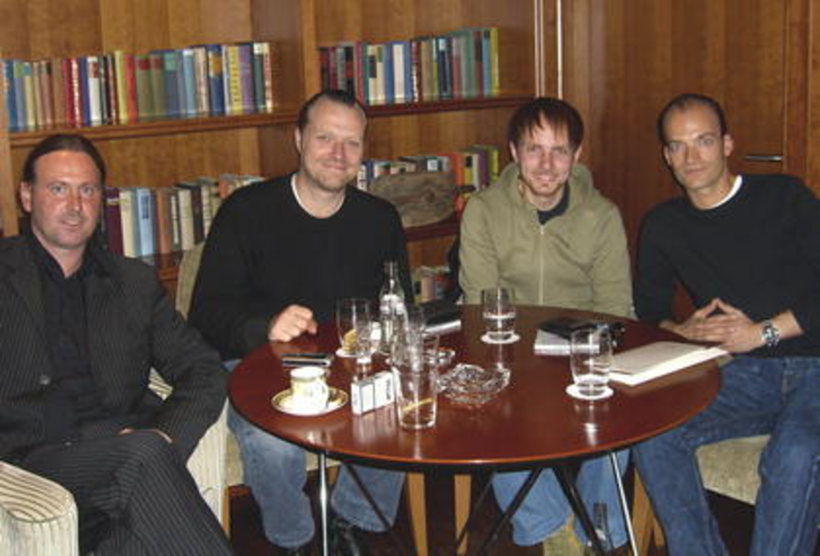 Bei der Vertragsunterzeichnung (v.l.n.r.): Alex Kaiser, Markus Wenzel, Robin Grubert und Ingo Heinzmann