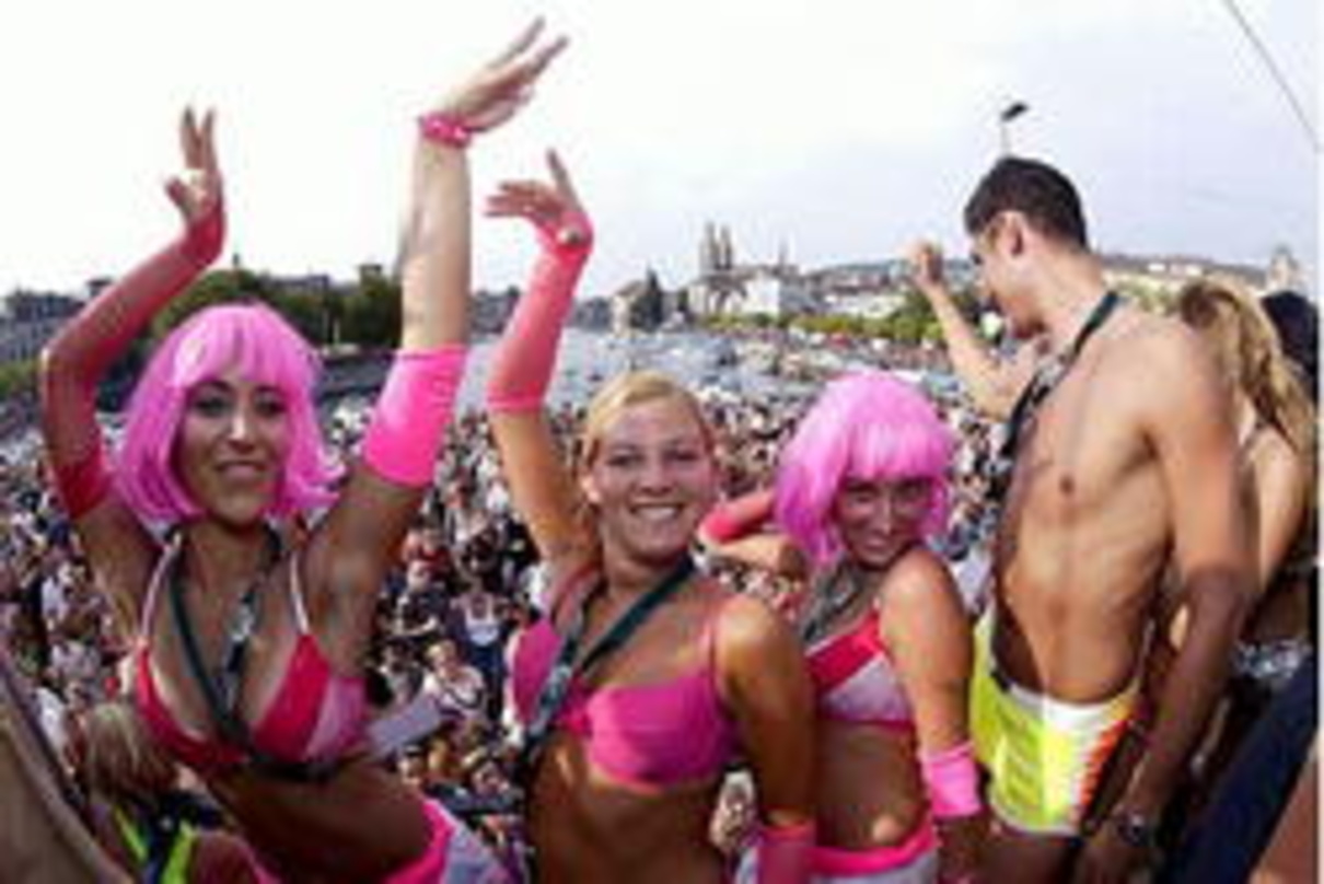 Trotzten der Hitze: Raver am Zürisee