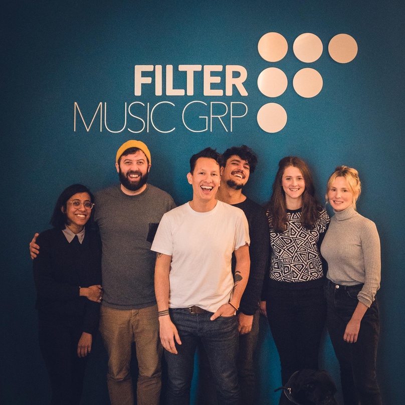 Arbeiten nun gemeinsam (von links): Aysha Hussain (A&R UK), Tobias Herder (Head Of Filter Records), Samuel Hope, Jorin Zschiesche (Head Of Filter Records & recordJet), Matilda Pfeil (Proje...