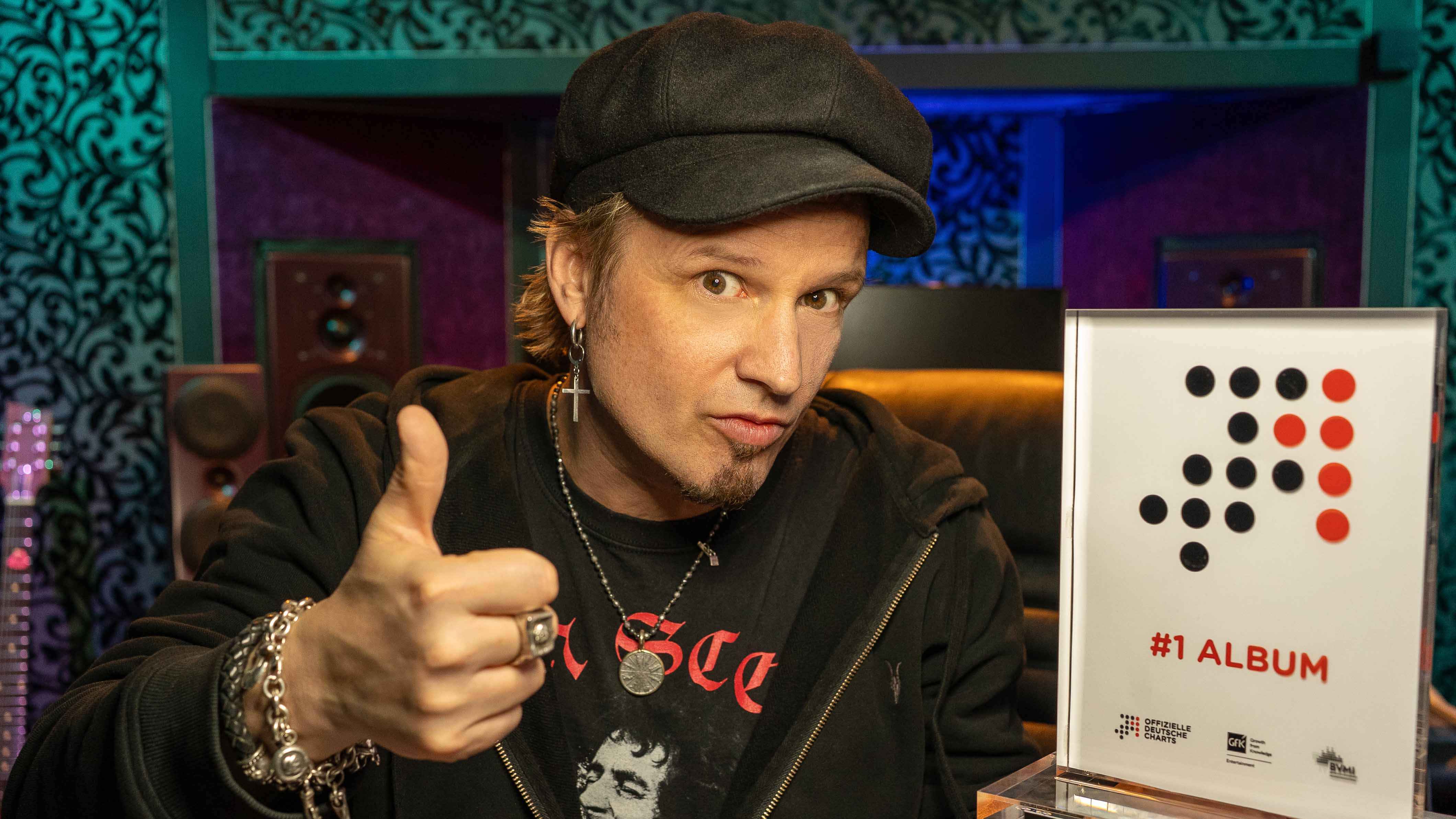 Mit dem Nummer 1 Award der Offiziellen Deutschen Charts: Tobias Sammet von Avantasia.