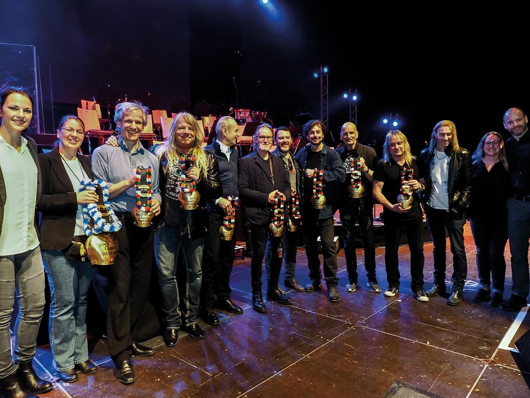 Bei der Verleihung (von links): Ramona Madlener (bigBox Allgäu), Claudia Köhler (Manfred Hertlein Veranstaltungsgesellschaft), Bernhard Wünsch (Dirigent Rock Meets Classic Symphonie Orches...