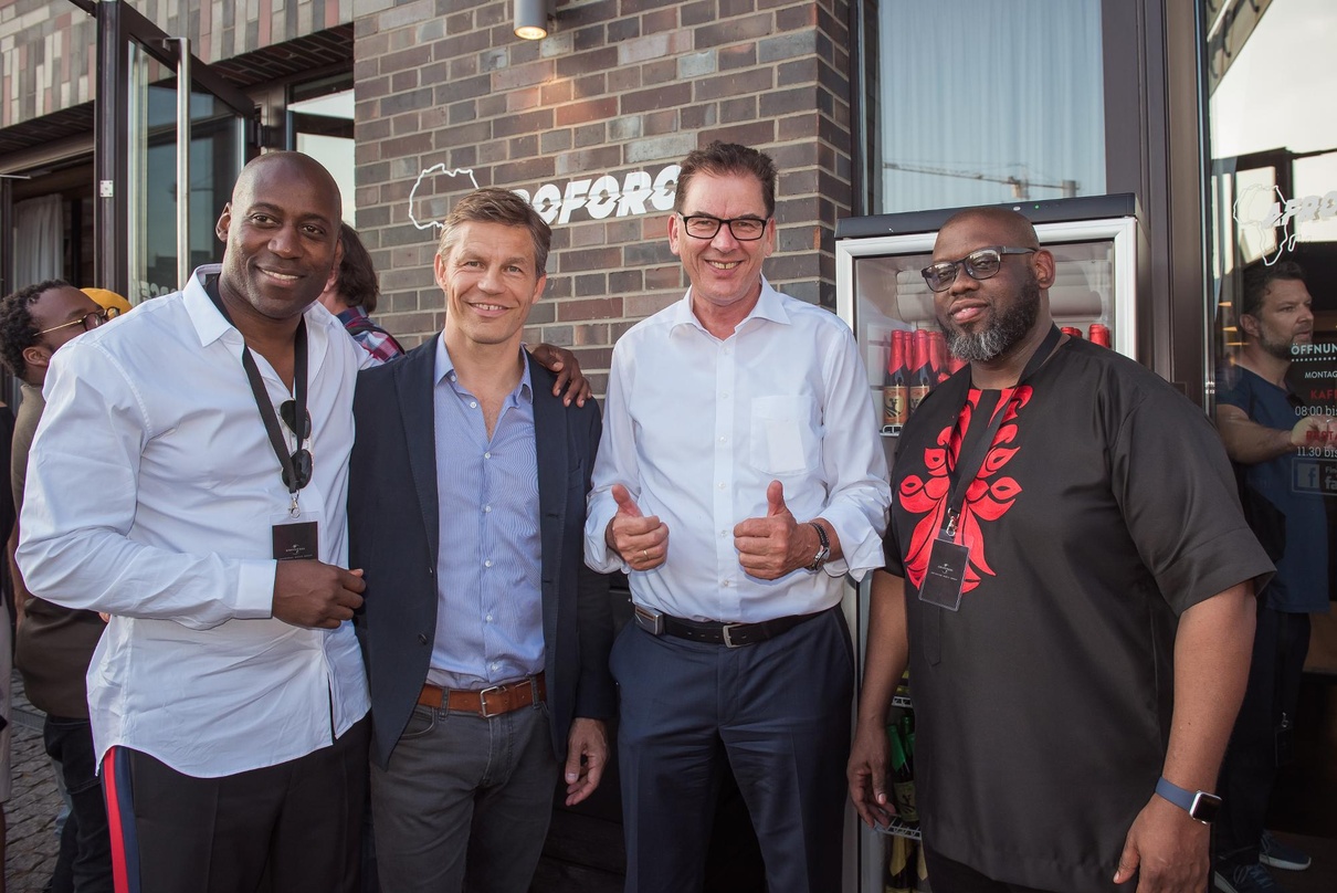 Freuen sich über die gelungene Auftaktveranstaltung (von links): Joe Chialo (MD Airforce und Afroforce1 sowie Senior Vice President A&R Universal Music Central Europe & Africa), Frank Brie...