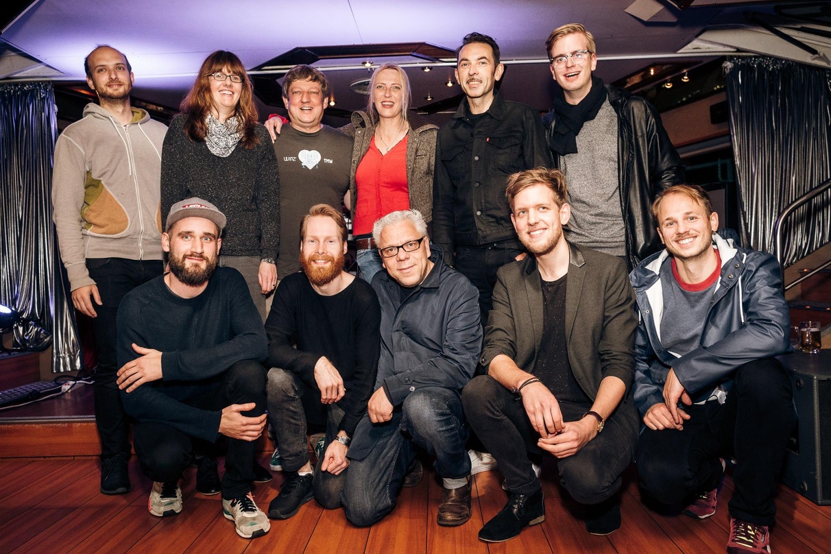 Feierten die Veröffentlichung von "Flüssiges Glück" mit einer Hafenrundfahrt (hinten, von links): Jens Körmer (PIAS), Ilona Kleen (PIAS), Frank Pagen (Manager Enno Bunger), Meetz (PIAS), D...