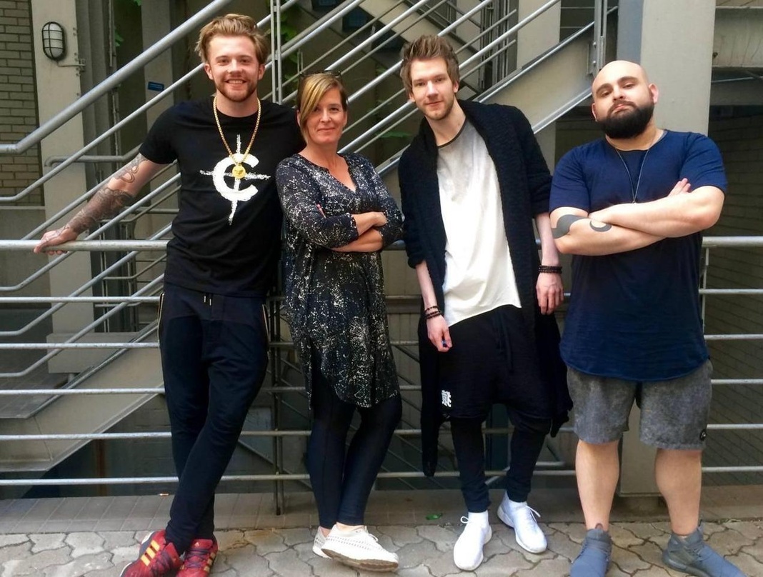 Neue Partner (von links): Andre (ApeCrime), Bettina Wohlgefahrt (Sales Director GSA Believe Digital) sowie Jan und Cengiz (beide ApeCrime)