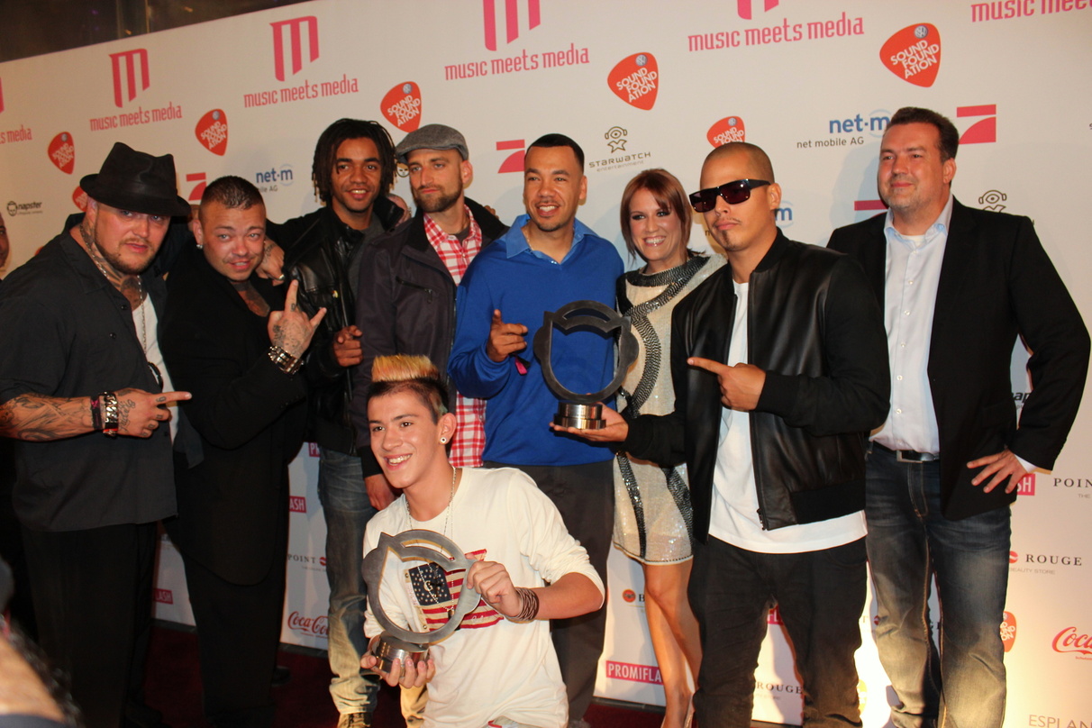 Beim Napster-Fanpreis 2012: Die Vorjahressieger Haudegen mit Culcha Candela, Laudatorin Natalie Horler (Cascada) und Thorsten Schliesche (Napster) sowie Daniele Negroni (vorn)