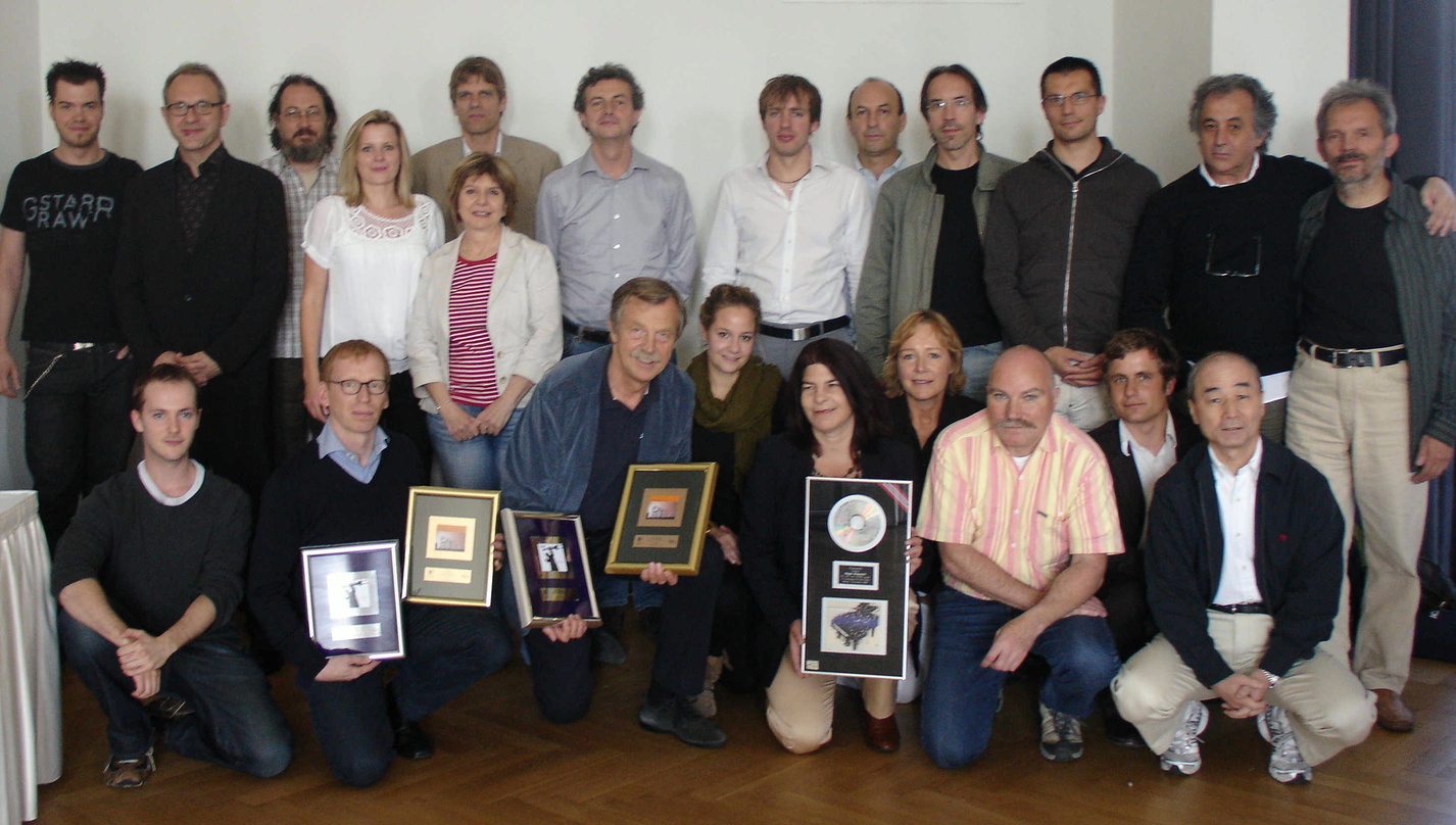 Bei der Awards-Verleihung auf dem ACT International Meeting: Dirk Mahlstedt (vorn, 2.v.l., edelKultur), Siegfried Loch, Petra Deka (ACT) und Odd Gjelsnes (Musikklosen) sowie Vertriebspartn...