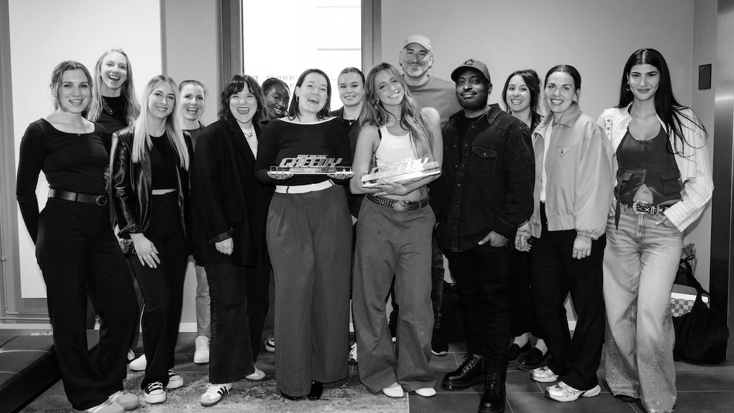 Es trafen sich zur Übergabe in Berlin (von links): Mona Ruland (Sales & Labelmanagement RCA), Cynthia Herberg (Account Manager Apple Music), Bianca Danilovic (Radio Promoter), Friederike O...