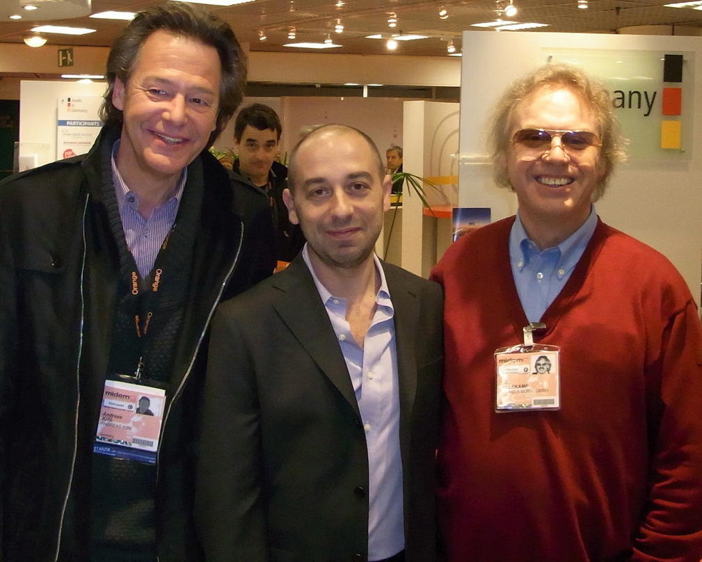 Effektive Kontaktpflege in Cannes: Edel-Manager Max Vaccaro (M.) mit Andreas Kiel (l.) und Hille Hillekamp