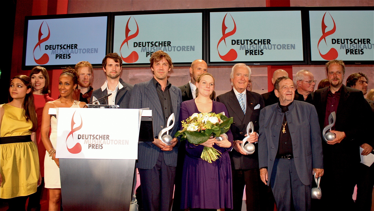 Feierliches Abschlussfoto beim Debüt des Musikautorenpreises 2009: Preisträger und Laudatoren auf der Bühne vereint