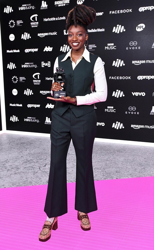 e8419f72477ae56f205693fb7e8957afd74dd77ba92cd992724b7937d7c592fa Bekam von der AIM den "Pioneer Award": die Rapperin Little Simz