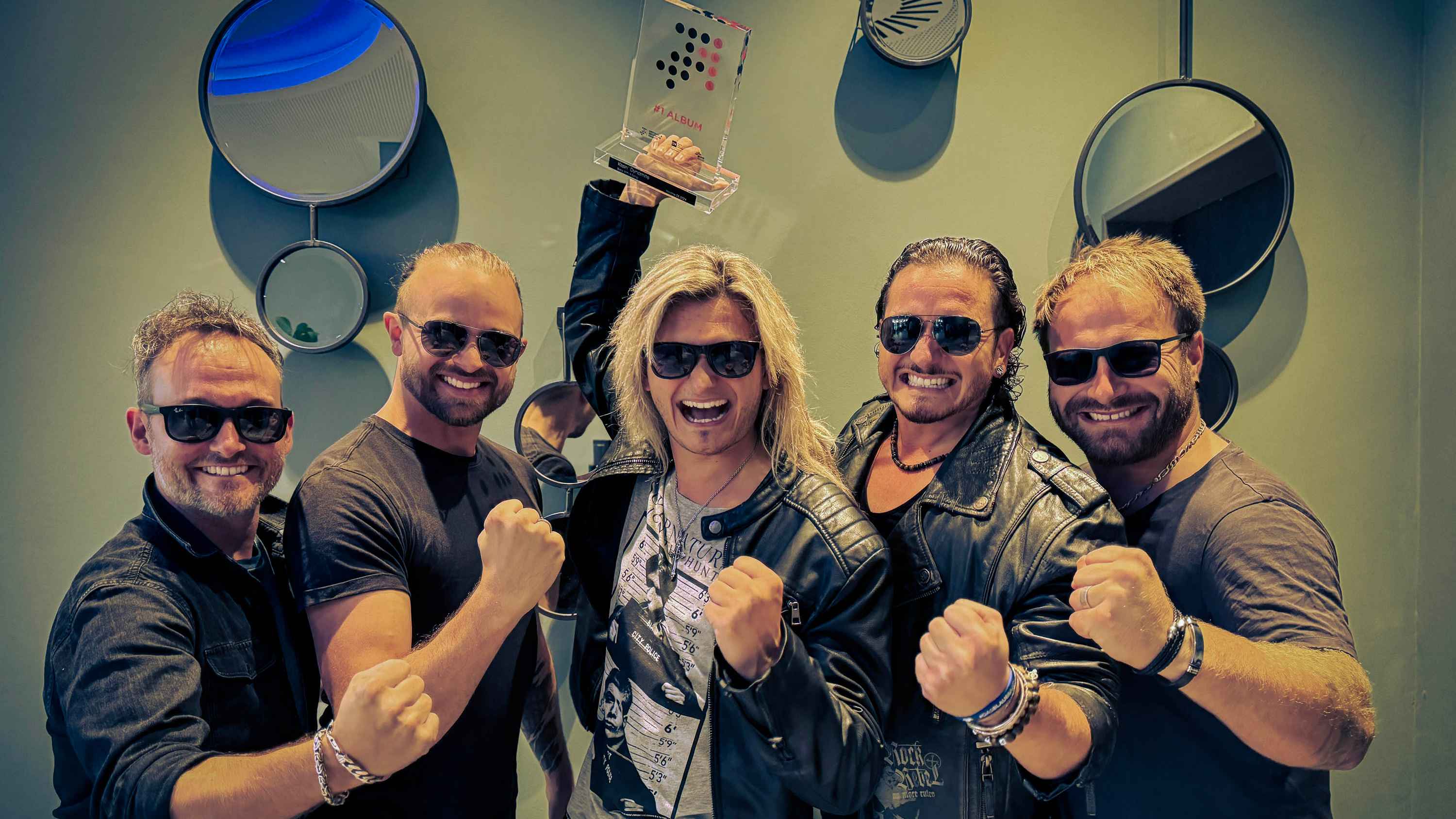 Stolze Preisträger; die Bandmitglieder von Kissin' Dynamite mit ihrem Nummer-1-Award von GfK.