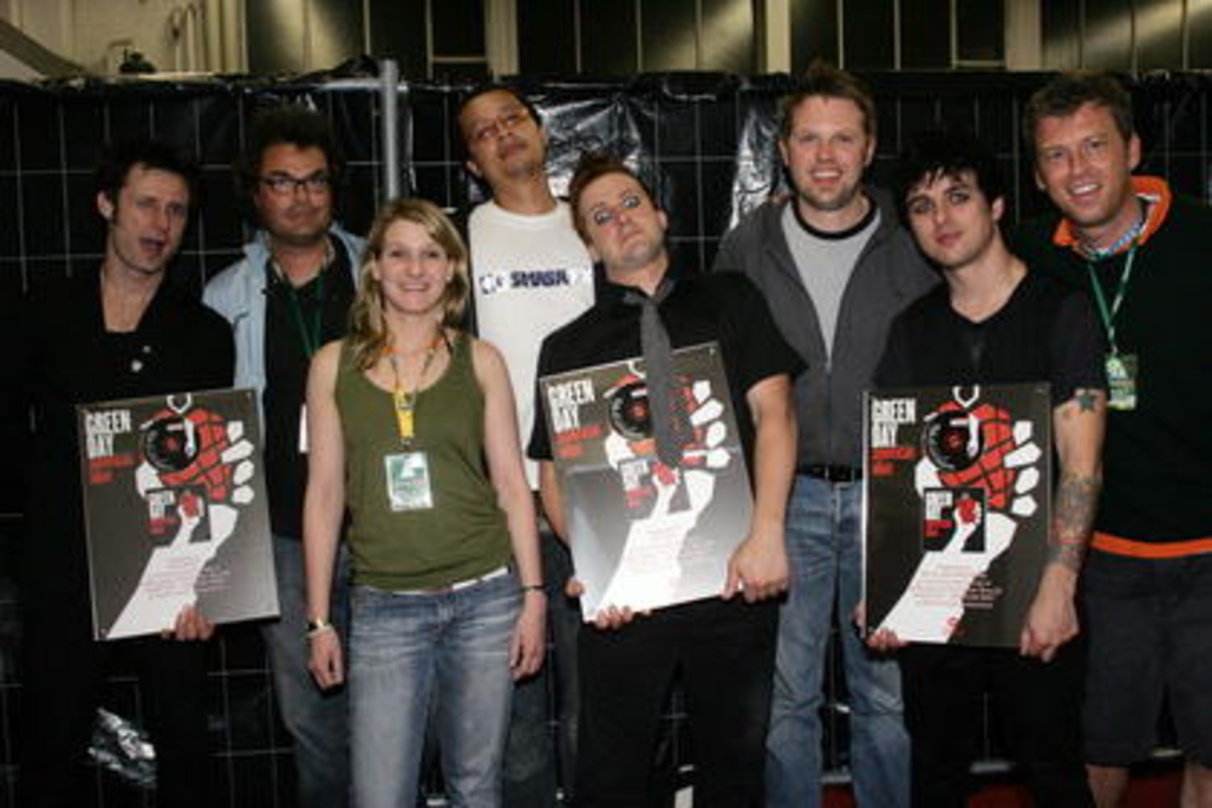 Das Warner-Team und Green Day freuen sich über das Edelmetall