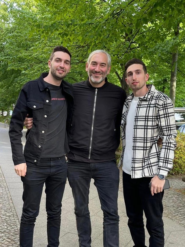 Haben ein Joint Venture aus der Taufe gehoben (von links): Josh Fluxgold (Oneway. Records, Daniel Lieberberg (Sony Music) und Sam Fluxgold (Oneway. Records)