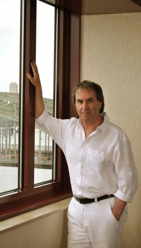 Hier noch am Fenster, bald wieder auf deutschen Bühnenbrettern: Chris de Burgh