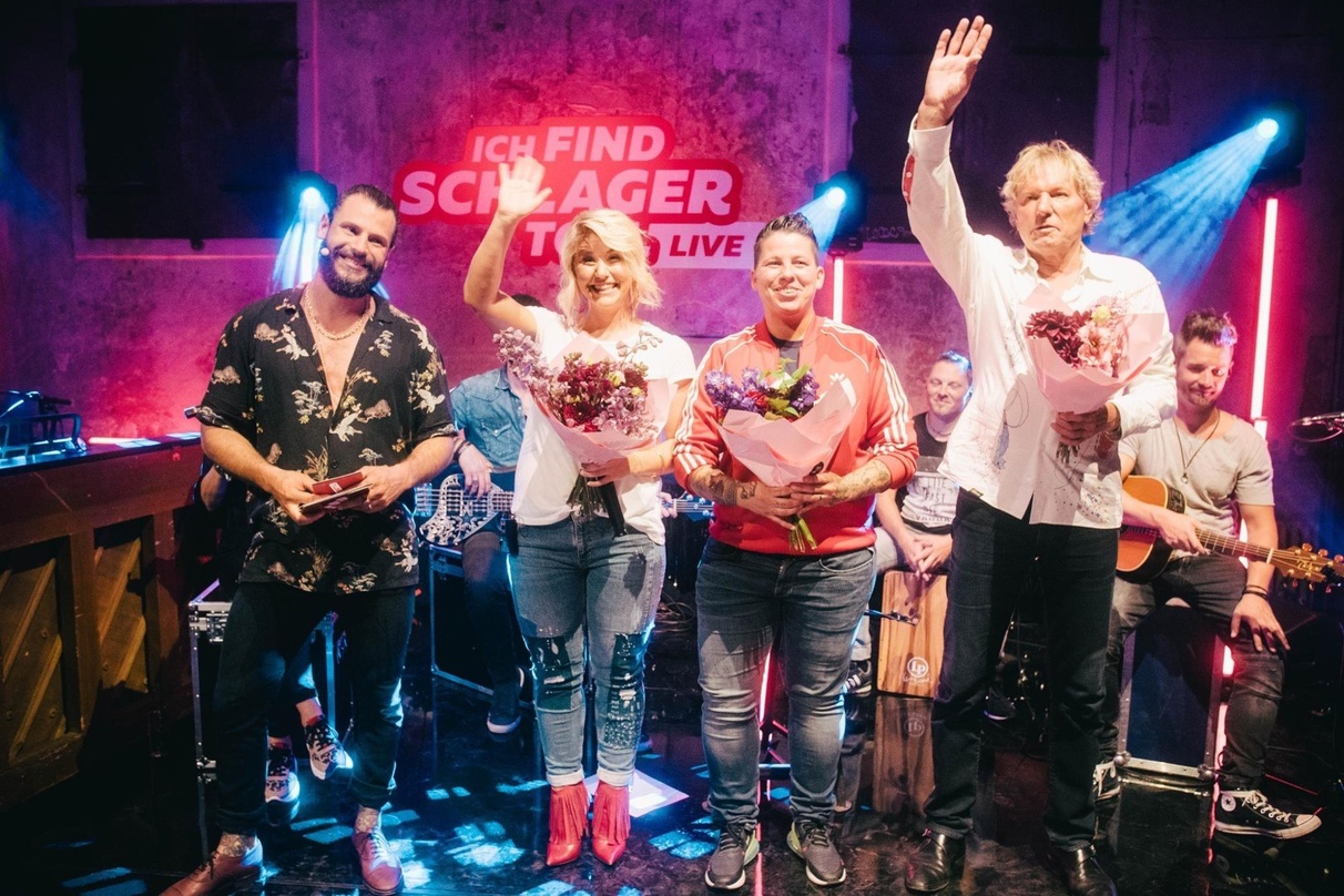 e888a4ef03f295da8ee83eb70ceca3c63e093906b1a6abbe934187b6e9eee856 Sie fanden Schlager toll (von links): Moderator Manuel Cortez, Beatrice Egli, Kerstin Ott und Bernhard Brink bei einer Liveshow von "Ich find Schlager toll"