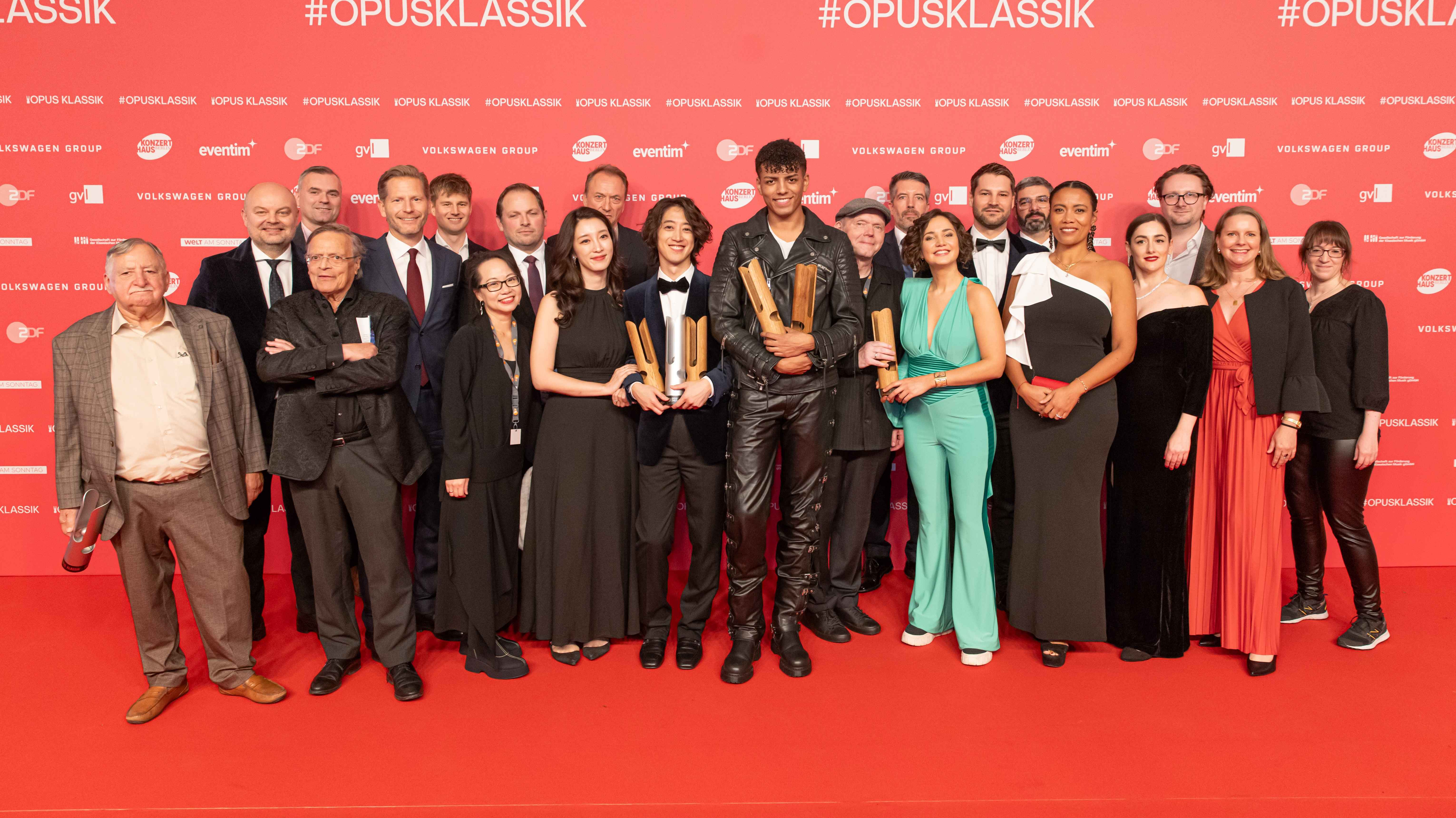 Auf dem roten Teppich (von links): Paul van Nevel (Huelgas Ensemble), Gregor Kotow (Liu Kotow International Management & Promotion), Andreas Fischer (Senior Product Manager Marketing Sony ...
