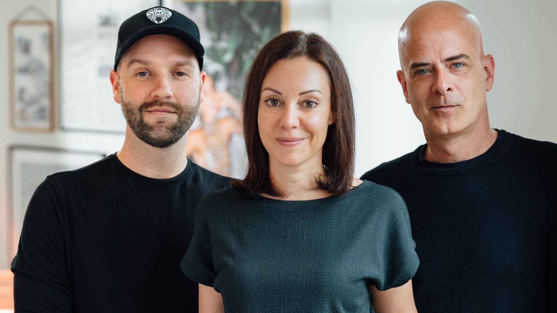 Stehen auf der Brücke von The Bridge (von links): Chris Lippert, Zoe Heckmann und Matthias Henning.
