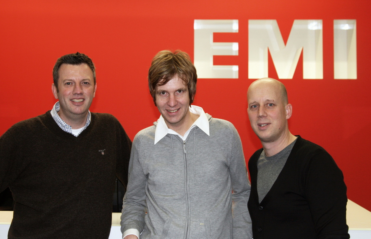 Bei der Vertragsunterzeichnung (v.l.n.r.): Peter Band (Management/Public Entertainment), Frank Acker und Manfred Rolef