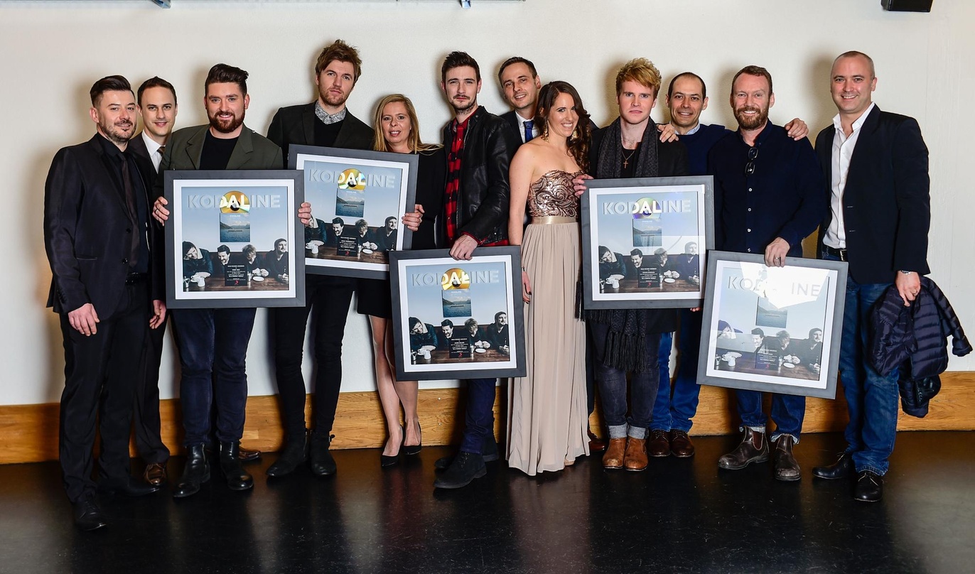 Bei der Goldübergabe (von links): Maurizio Dottore, Simon Müller, Vinny May, Mark Prendergast (beide Kodaline), Julie Born, Jason Boland (Kodaline), Beat Milter, Lorena Knobel, Stephen Gar...