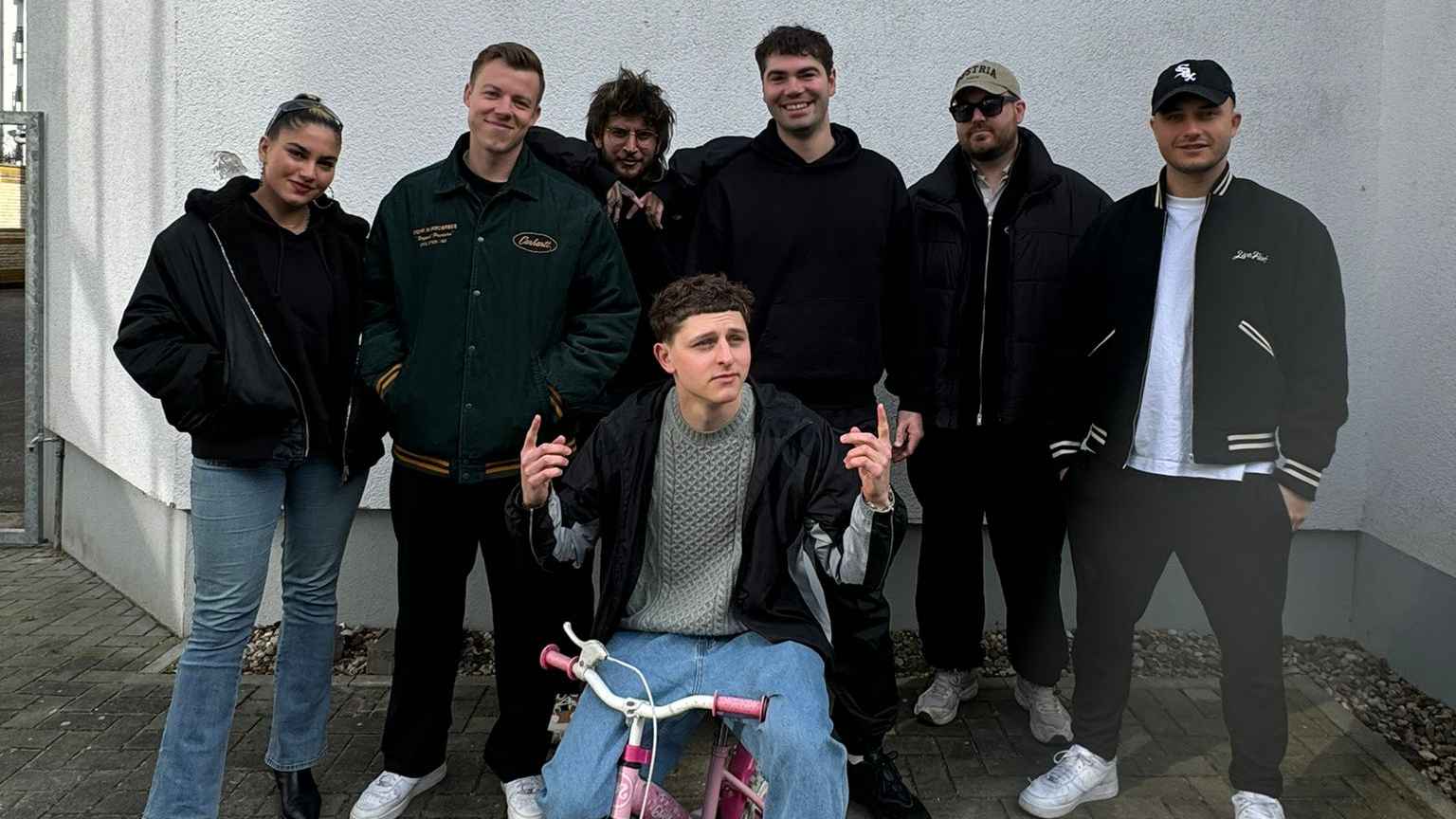 Kamen anlässlich des Signings mit ihrem Team zusammen: Leander Kirschner (CEO Bamboo Artists, 3. von rechts) und Freddisson (vorn).