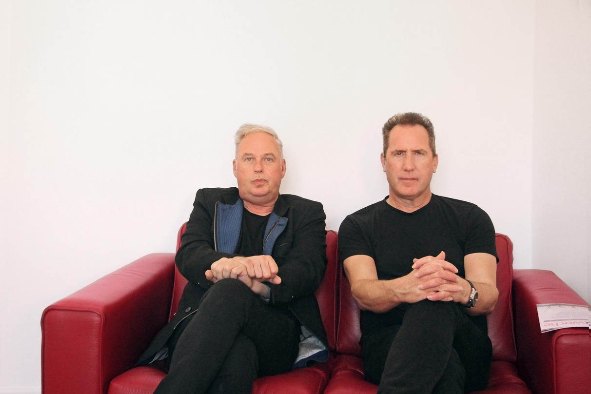 Aufgeweckte Gesprächspartner (von links) auf der MusikWoche-Couch: Paul Humphreys und Andy McCluskey von Orchestral Manoeuvres In The Dark