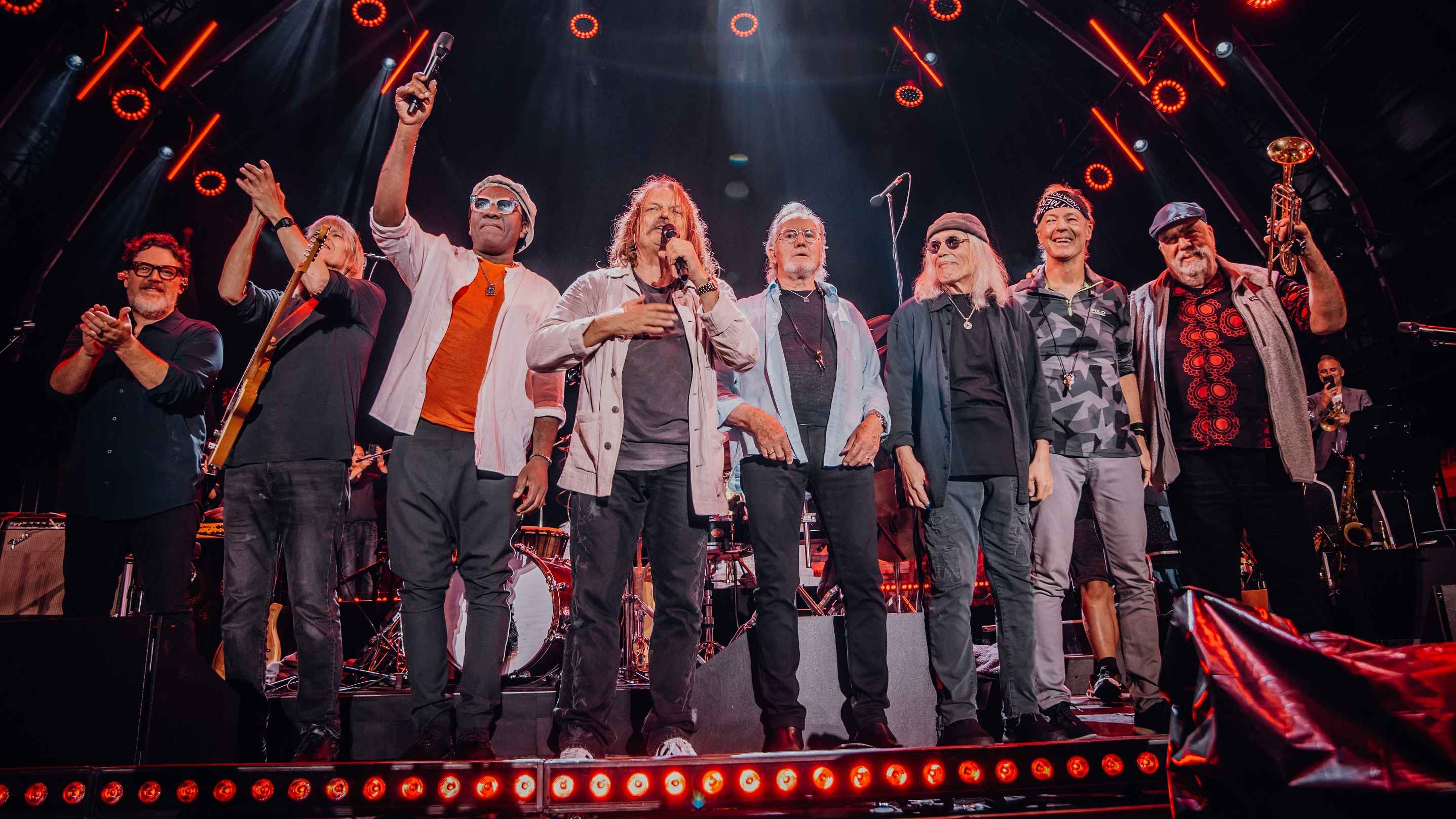 Spielten fast vier Stunden lang in Budapest: die mandoki Soulmates mit (von links) v.l.n.r. Jesse Siebenberg, Mike Stern, Richard Bona, Leslie Mandoki, John Helliwell, Tony Carey, Bill Eva...