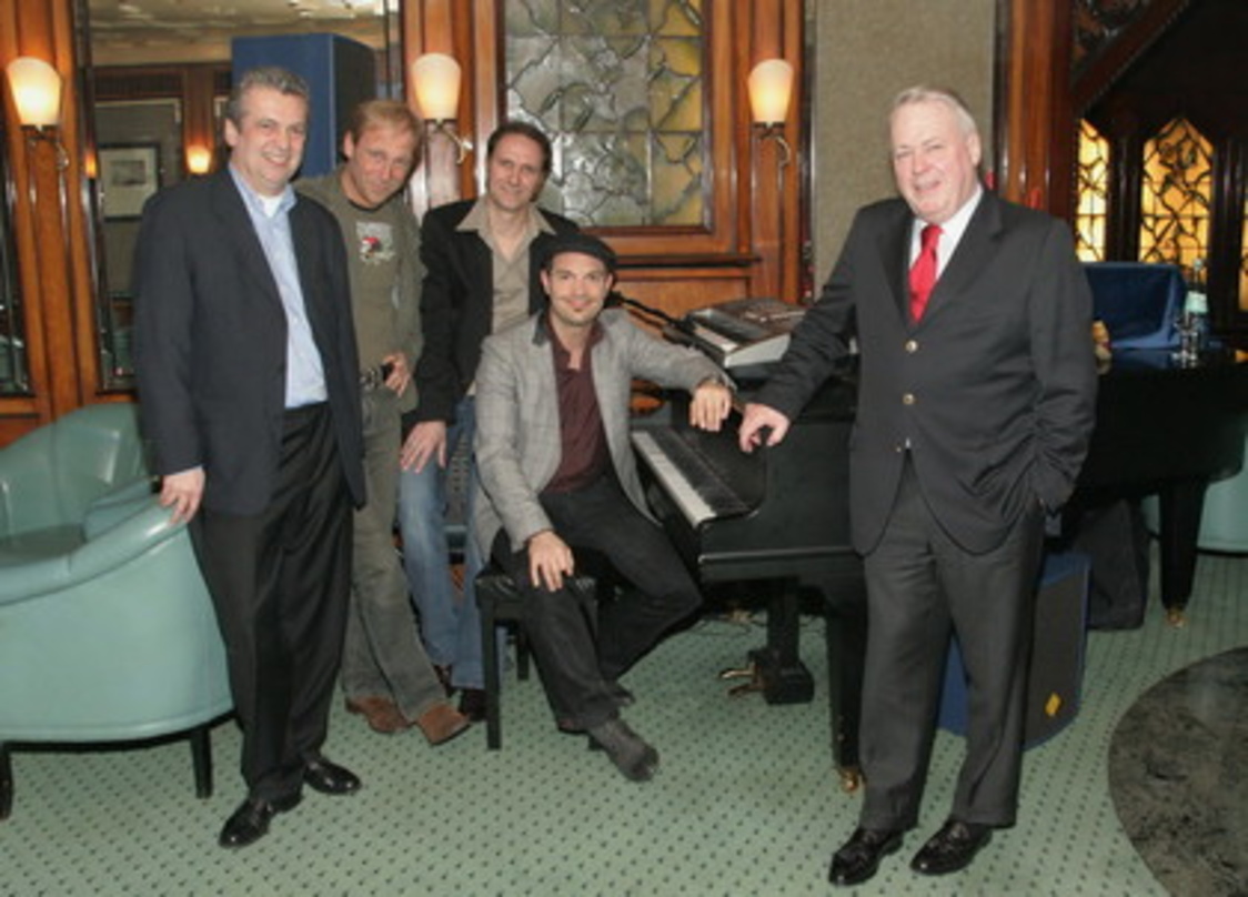 Roger Ciceros Grand-Prix-Teilnahme feierten (v.l.n.r.) {mlbipers.3286.Hans-H. Cuny|U|T|7723}, European Creative Coordinator peermusic, Frank Ramond, Matthias Hass, Roger Cicero und Michael...