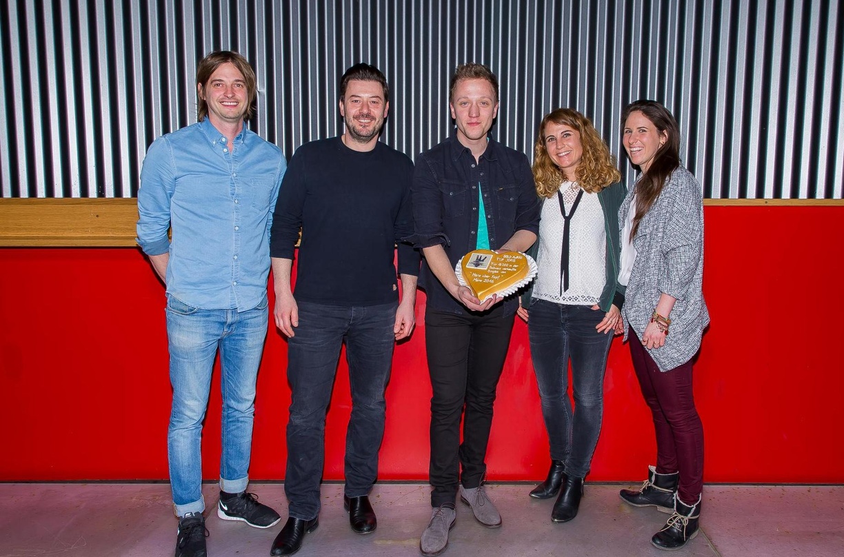 Feierten mit einer Torte (von links): Christoph Kammermann (Promotion Manager Sony Music Entertainment Switzerland), Maurizio Dottore (Director Marketing and A&R Sony Music Switzerland), J...