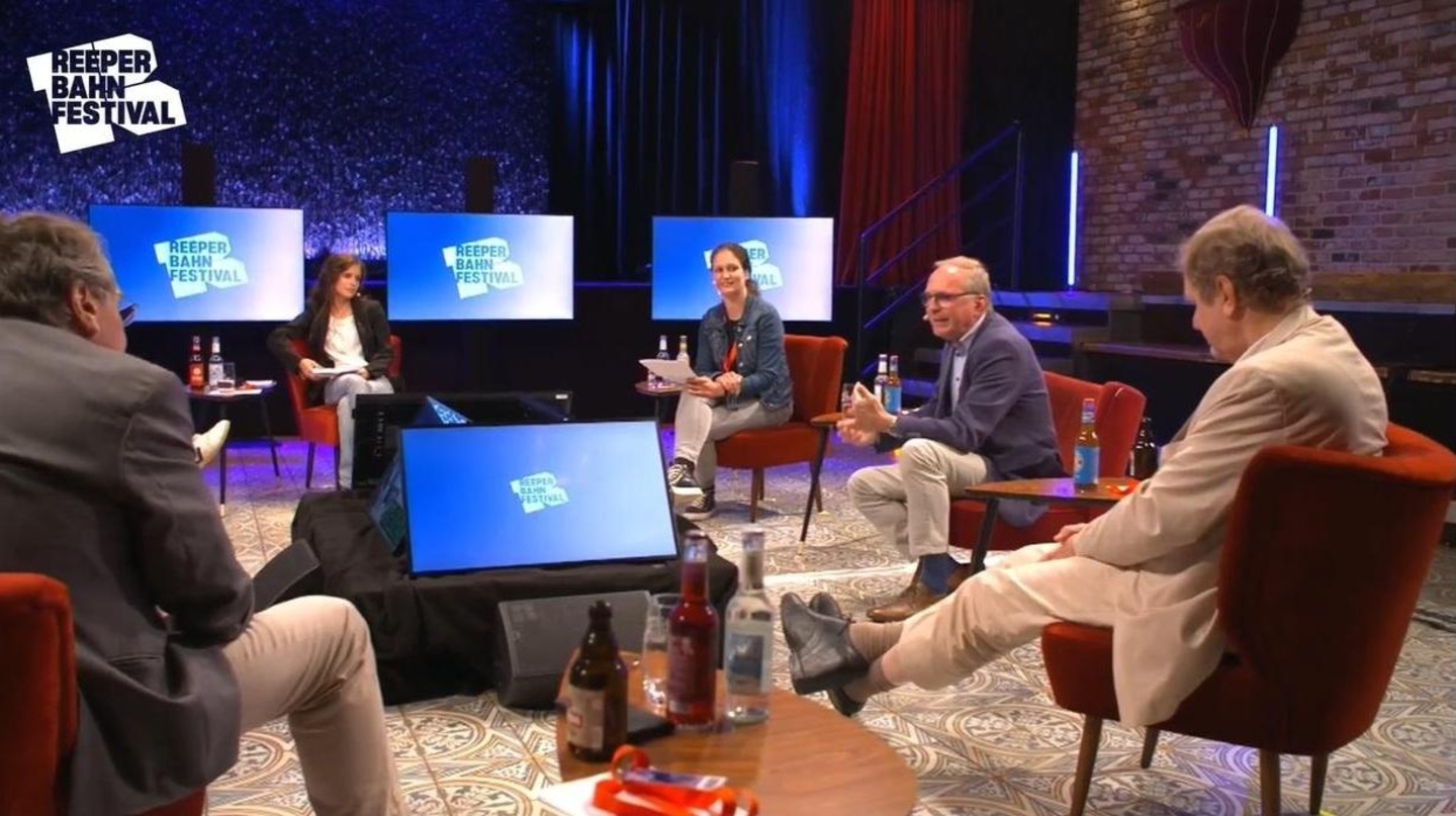 Diskutierten (von links): Klaus Ernst (Die Linke), die Moderatorinnen Annika Leister ("Berliner Zeitung") und Ivana Dragila sowie Hartmut Ebbing (FDP) und Jens Michow (BDKV)