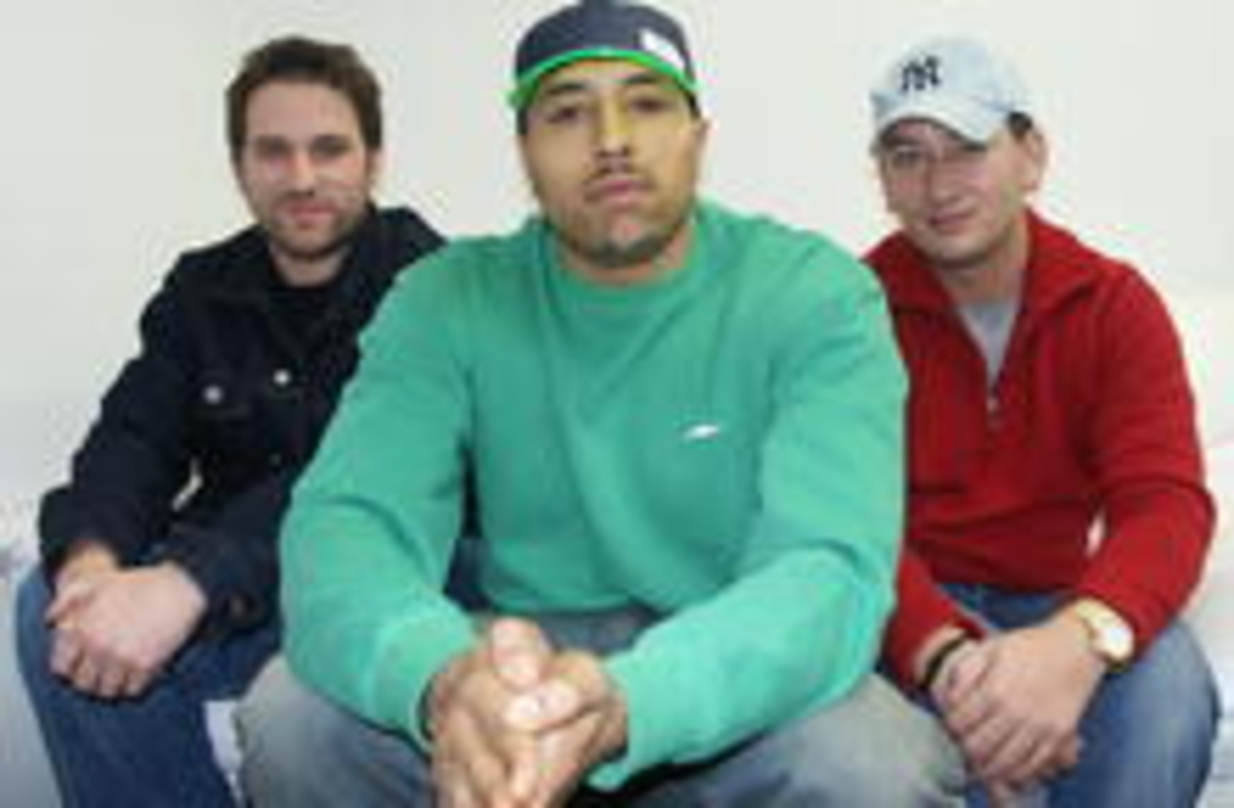 Von der musikwoche-Couch in die Charts: J-Luv (M.) mit Thomas Hofmann (r.) und Alex Gockel