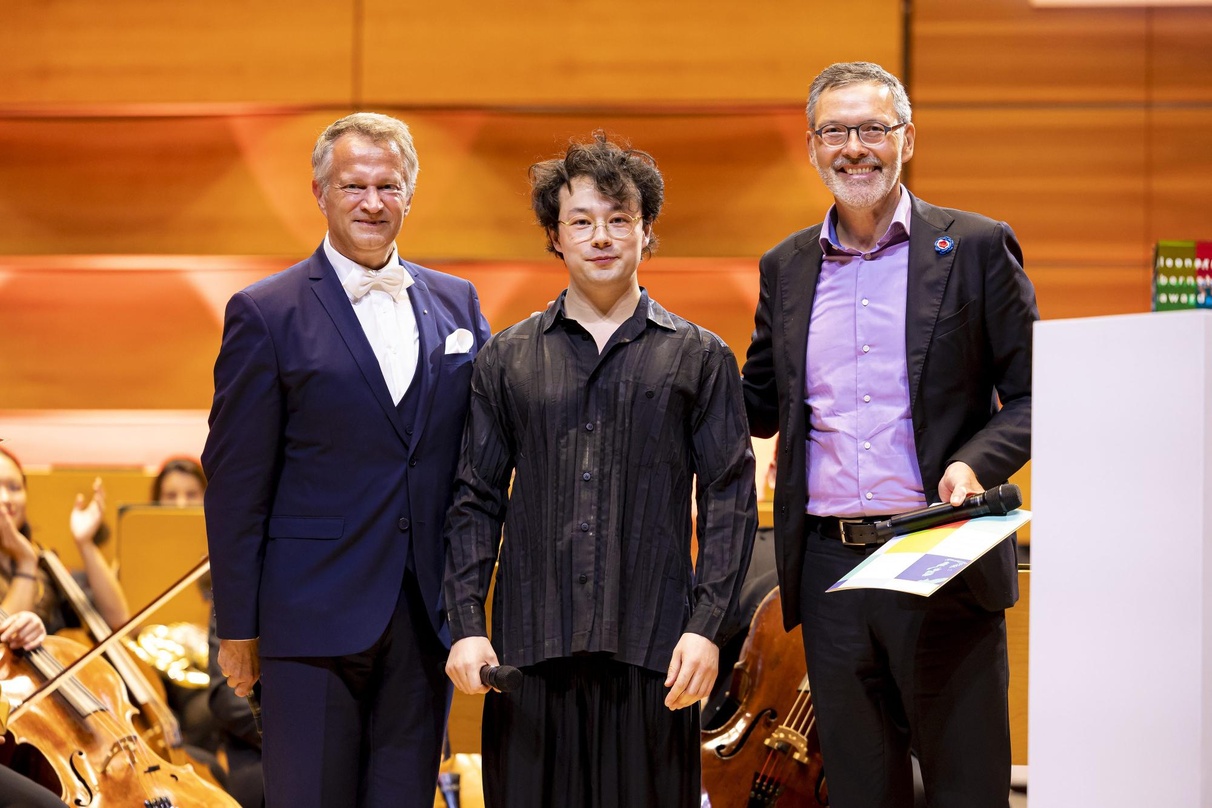 Bekam den Leonard Bernstein Award: Sean Shibe (Mitte), mit SHMF-Intendant Christian Kuhnt (rechts) und Oliver Stolz (Sparkassen-Finanzgruppe)