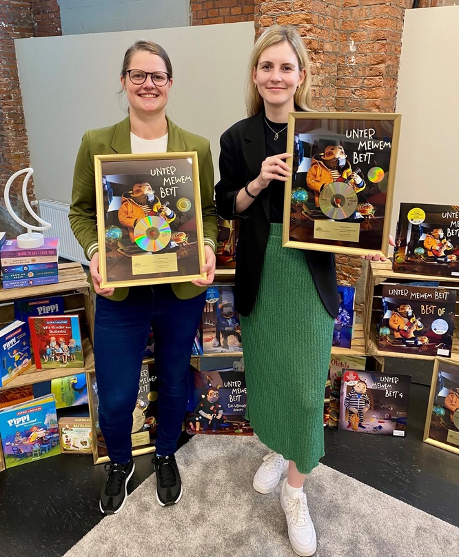Präsentieren stolz den Gold-Award: Katharina Hammann (links) und Katharina Markward von Oetinger Media
