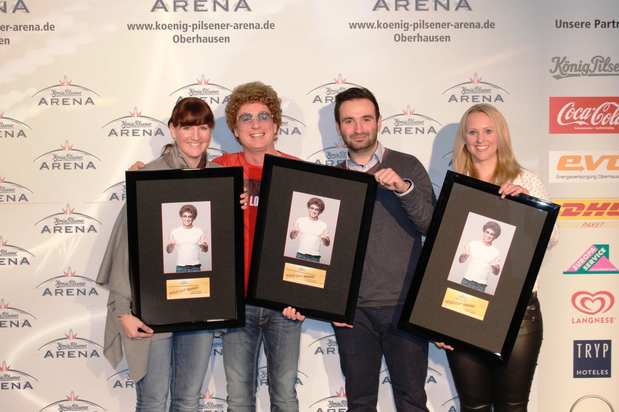 Feierten die volle Hütte (von links): Barbara Averbeck (Bucardo Kunst- und Kulturproduktionen), Atze Schröder, Florian Wels (König-Pilsener-Arena) und Britta Dusny (MTS Live)