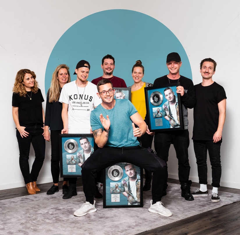 Versammelten sich zur Awardübergabe (von links): Anja Küng (Head of Marketing & Promotion, Sony Music Switzerland), Julie Born (Managing Director, Sony Music Switzerland), Henrik Amschler ...