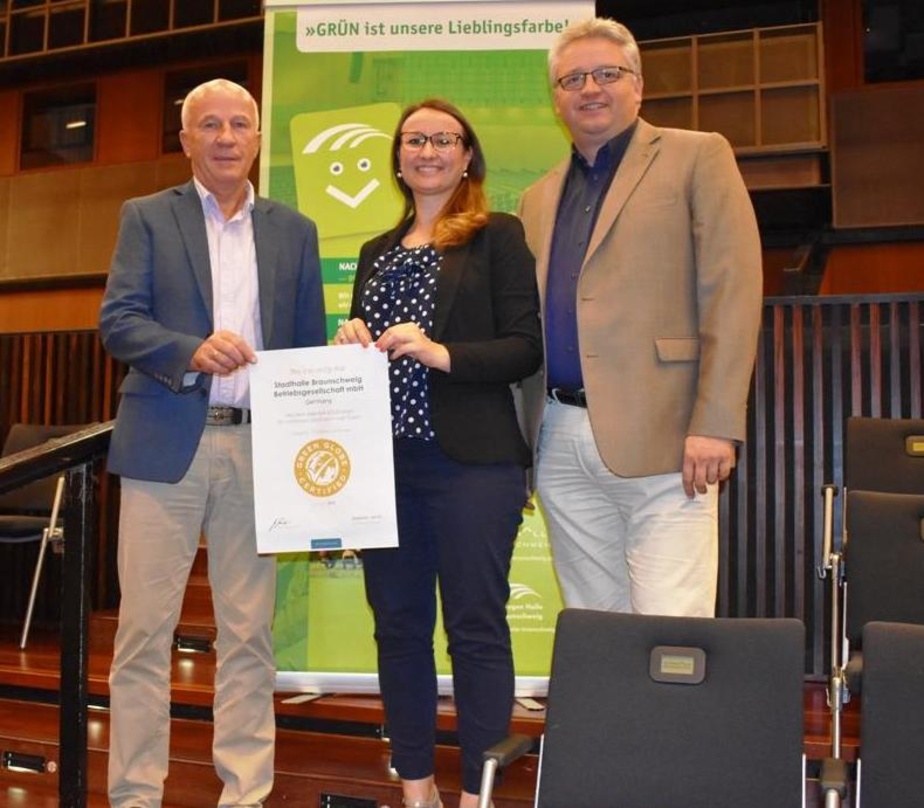 Freuen sich über die erneute Green Globe-Zertifizierung (von links): Klaus Wendroth (Vorsitzender des Aufsichtsrates der Stadthalle Braunschweig Betriebs GmbH), Kamilla Meyer-Ulex (Projekt...