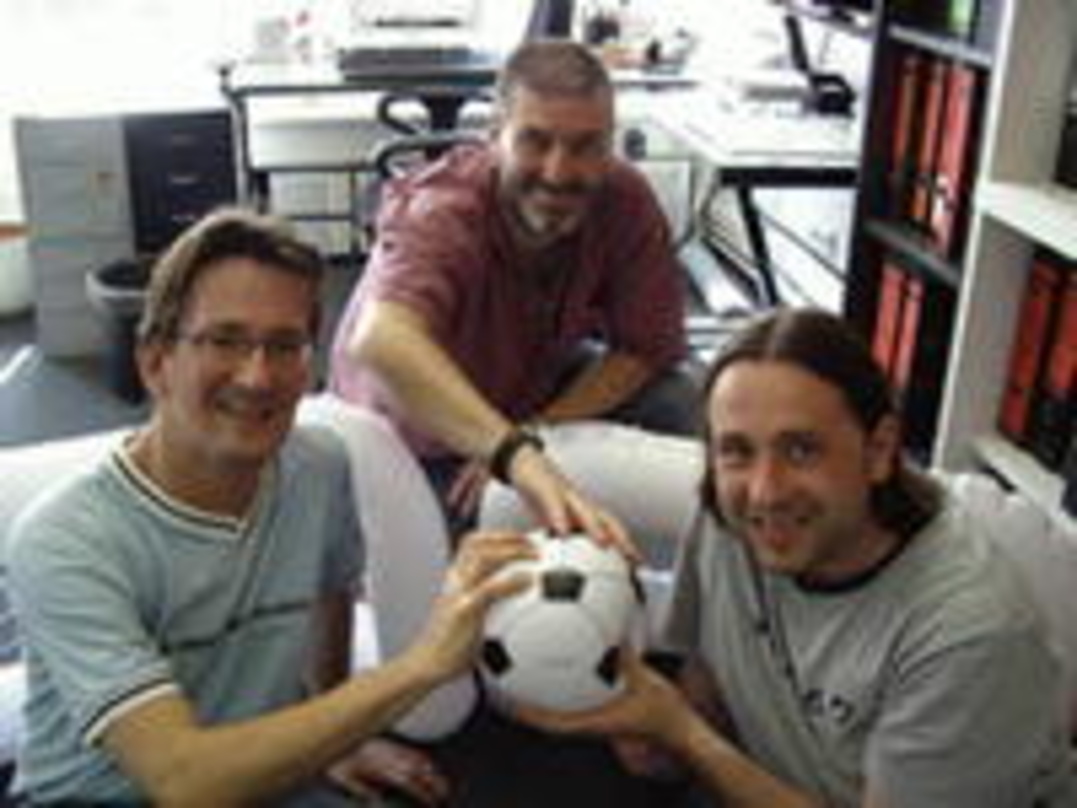 Machten aus dem Deal eine runde Sache (v.l.n.r.): Jens-Markus Wegener, Strmljans Manager Emu Diakhate und Sandi Strmljan