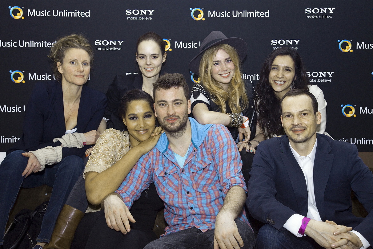 Trafen sich nach dem Start von Q Music Unlimited (hinten, v.l.n.r.): Claudia Klenke (Geschäftführerin/Cross Contact), Saskia Trautwein (Senior PR Managerin/SaLT-PR/Kruger Media), Palina Po...