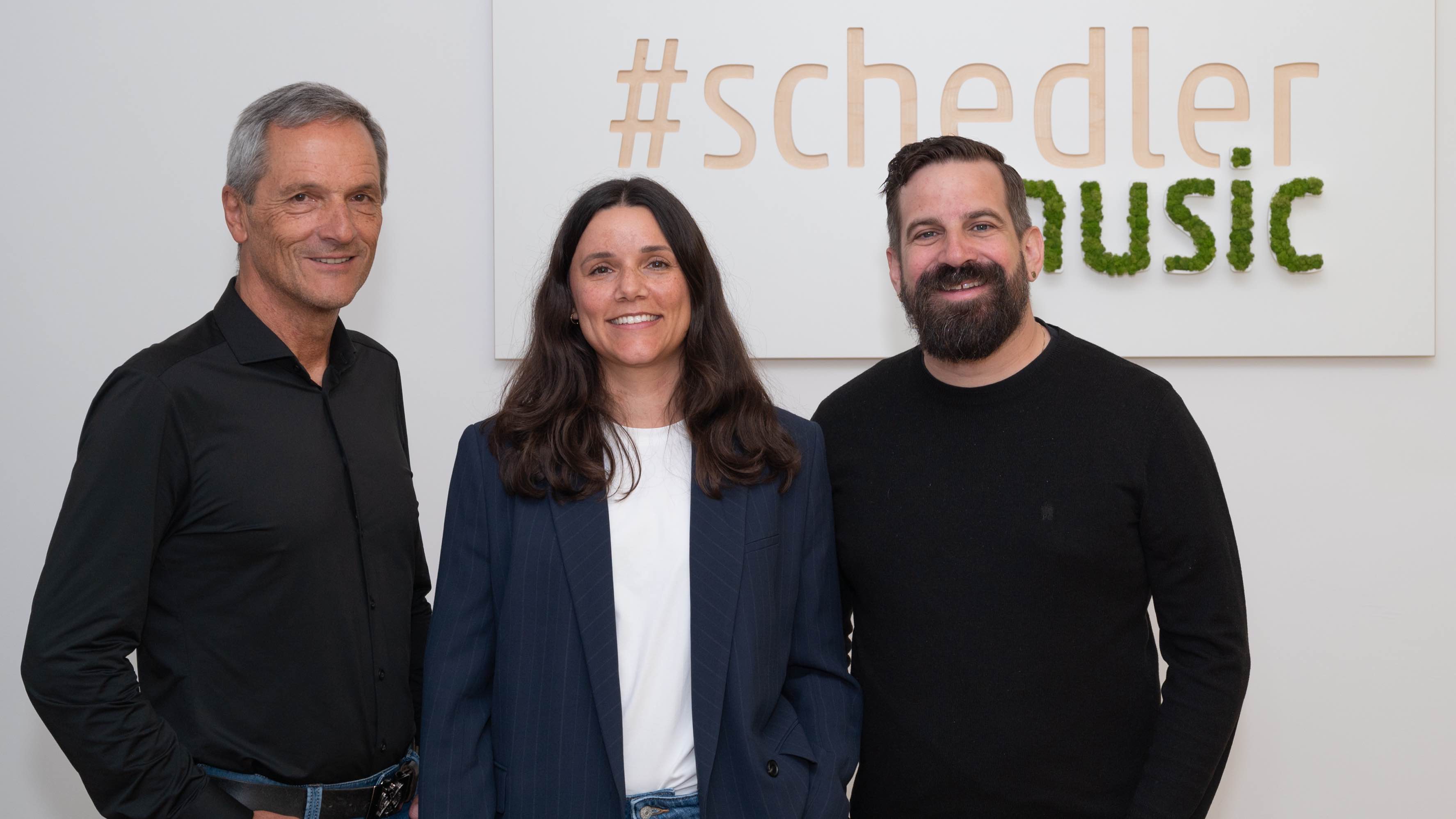 e98cdc5a 1552 4bfb bf6a 2f1ad762aeeb Kamen kürzlich am Wiener Standort von Schedler Music zusammen (von links): Rudi Schedler und Fiona Sumpich-Schedler, die fortan die erweiterte Geschäftsleitung bilden, und zudem Jan-Simon ...