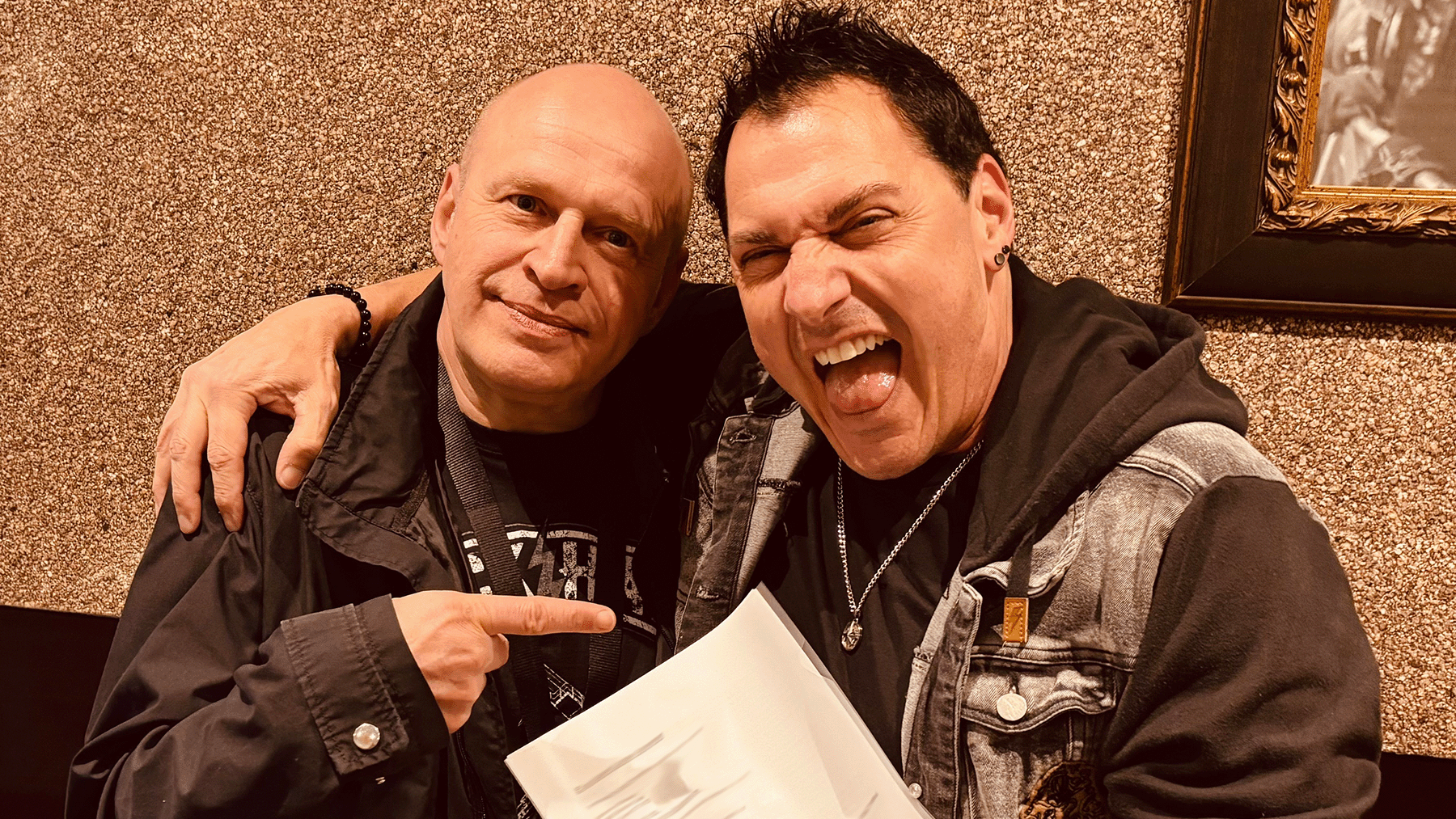 Mit dem Vertrag in der Hand: Olly Hahn (Labelmanager SPV/Steamhammer, links) und Johnny Gioeli (Sänger Hardline).