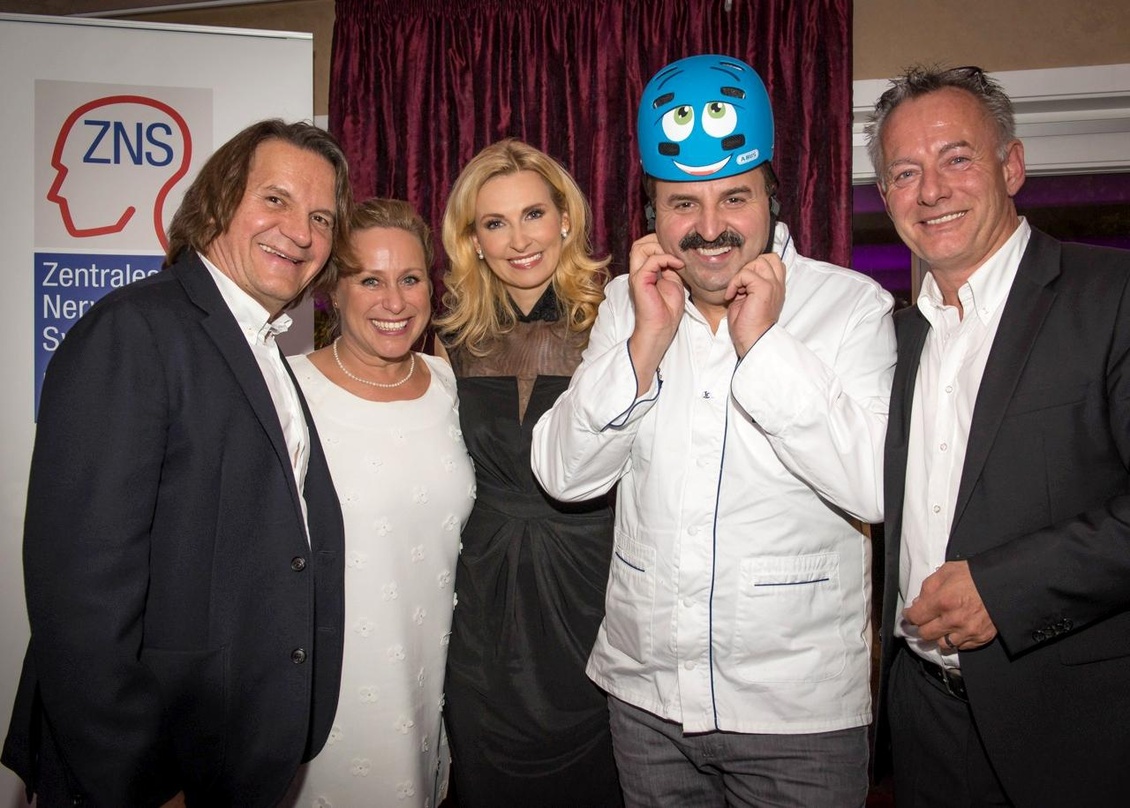 Präsentierten Helm und CD (von links): Detlev Jöcker, Kornelia Guziur (Menschenkinder Verlag), Eva Lind, Johann Lafer und Gregor König