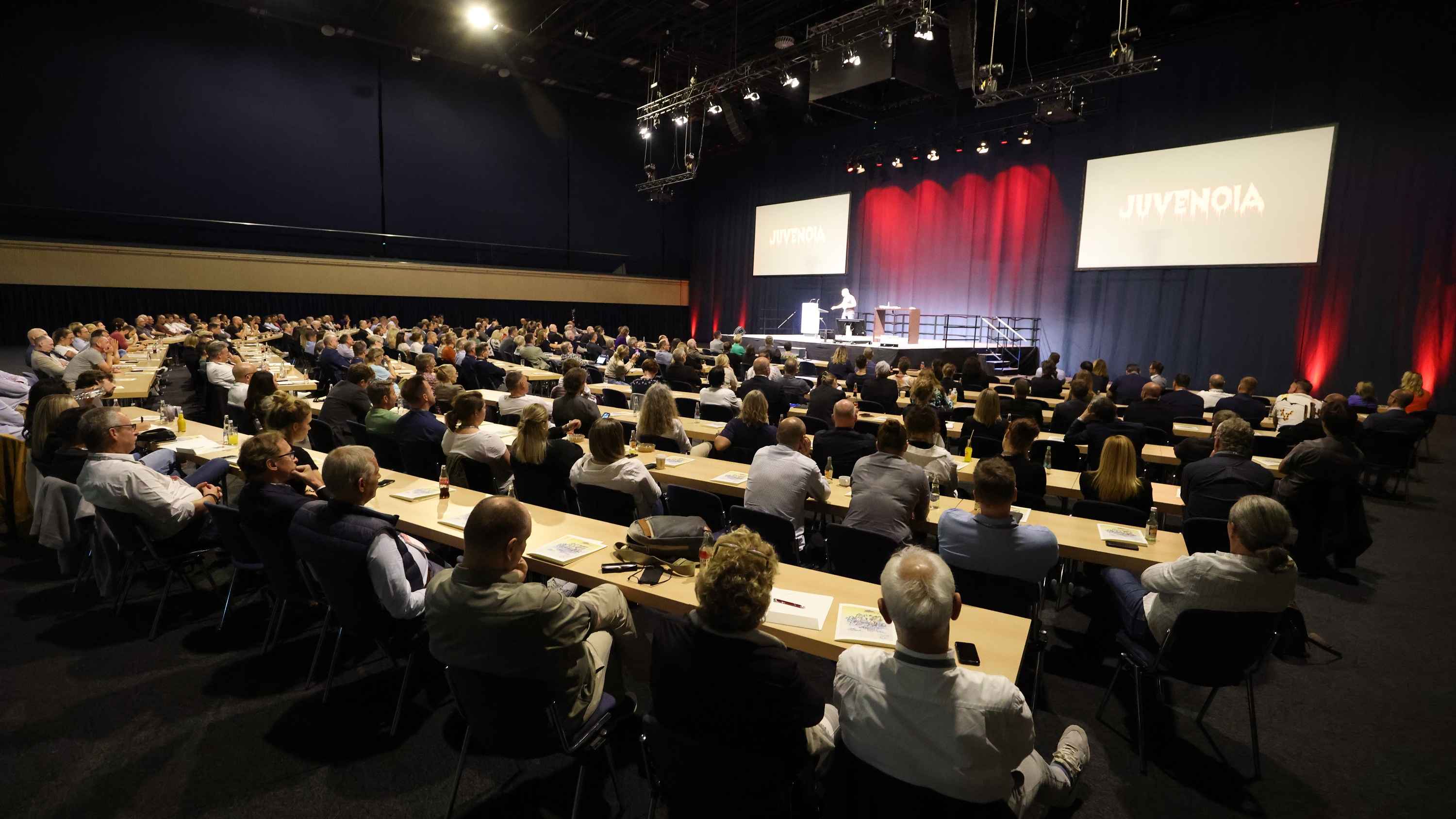 Versammelte sich in Rostock: Vertreter:innen der Spielstätten, hier bei einer Keynote in der StadtHalle Rostock.