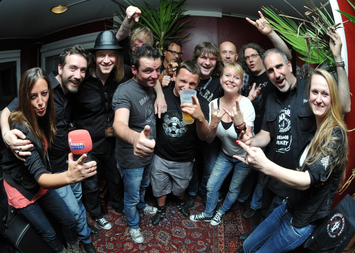Nach der Show: Gotthard und ihr Team im Backstage Werk||Nach der Show: Gotthard und ihr Team im Backstage Werk. Backstage versammelten sich (von links) Andrea Weber (Rock Antenne), Ernesto...