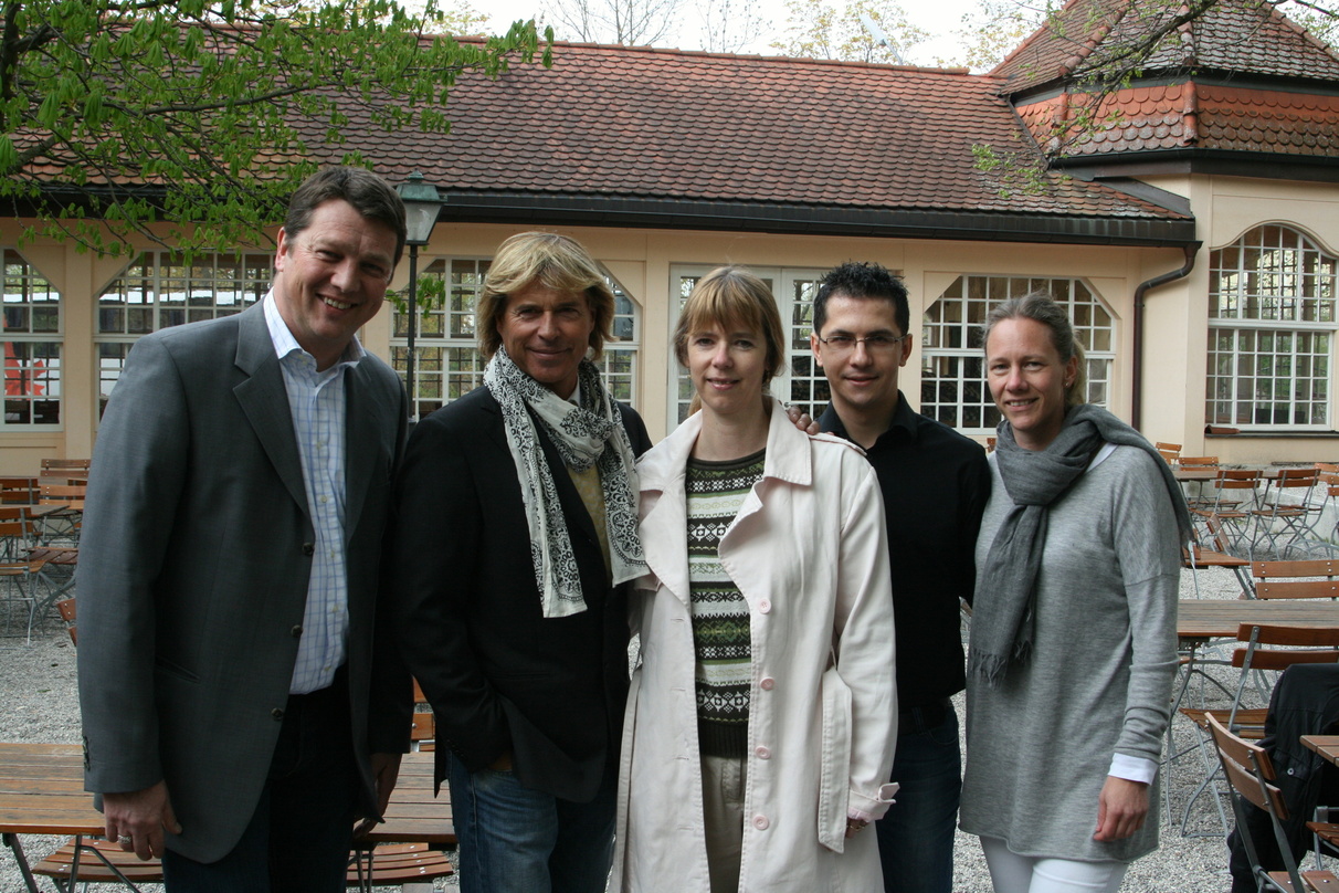 Bei der Tourpräsentation (v.ln.r.): Manager Michael König, Hansi Hinterseer, Christel Knorrn (Senior Product Manager Sony Music Ariola), Benjamin Mäbert (Projektleitung Tourneen Manfred He...