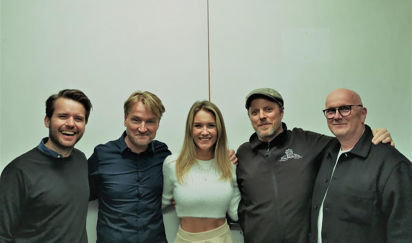 Machen nun gemeinsame Sache (von links): Leonard Prasuhn (Director A&R Electrola), Booker Markus Krampe, Sonia Liebing, Chris Klimek (SRM Music) und Dirk Tegethoff (Markus Krampe Booking)