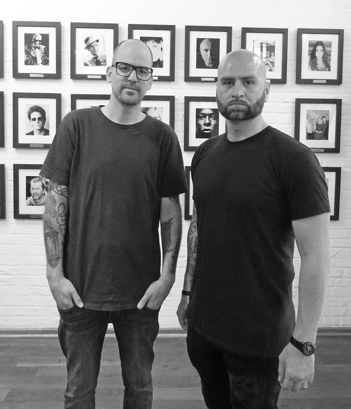 Bei der Vertragsunterzeichnung: Felix Brouwer (links, Director Label Services Warner Music) und Daniel "Koree" Coros (Geschäftsführer Greatness Music)