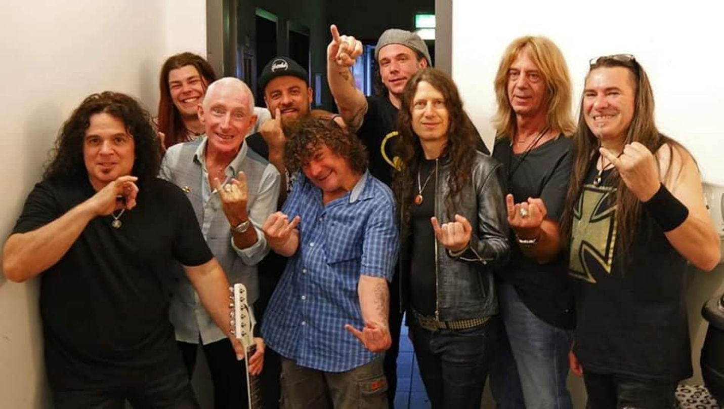Gemeinsam auf Tour (von links): Vinnie Moore (UFO), Adrian Seidel (Stinger), Neil Carter (UFO), Sammy Sin (Stinger), Schaffi, Matthew Sting (beider Stinger), Rob de Luca (UFO), Peter Haras...