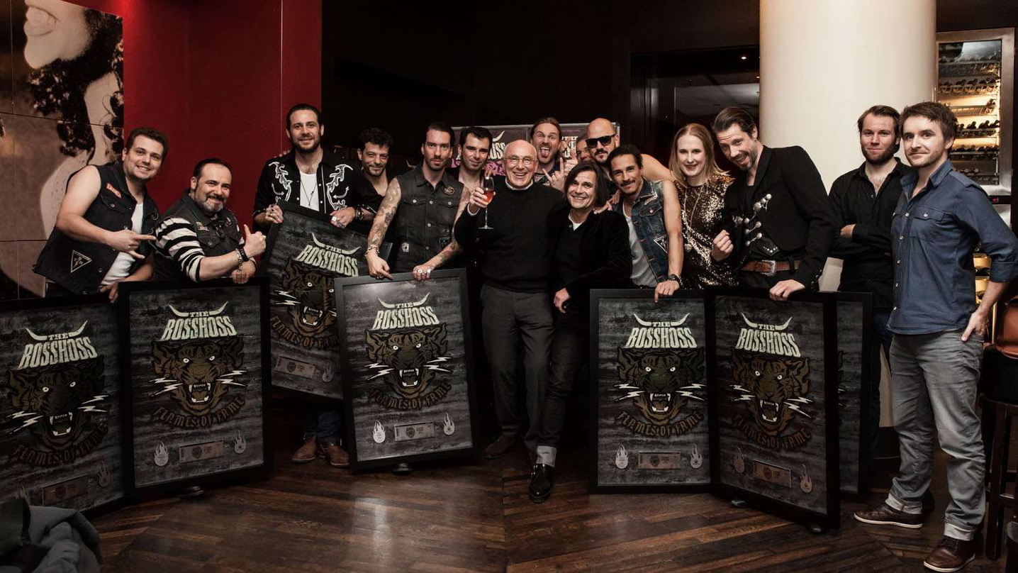 Trafen sich zur Übergabe des Platin-Ticket-Awards (von links): The BossHoss mit MLK-Chef Marek Lieberberg und Benjamin Wahlert (Head Of Special Projects, Universal Music Polydor/Island)