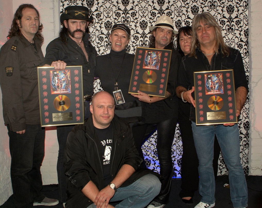 Ausgezeichnet (hinten, v.l.n.r.): Jay Lansford (A&R SPV), Lemmy Kilmister (Motörhead), Ute Kromrey (PR Koordination SPV), Phil Campbell (Motörhead), Ulrike Rudolph (Head of Labels SPV) und...