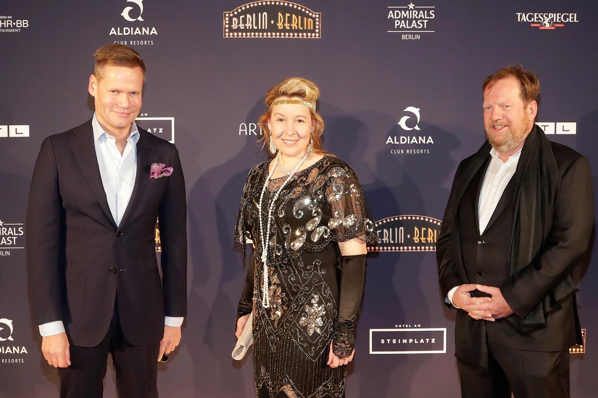 Bei der Wiederaufführung von "Berlin Berlin": Stephan Offenhammer (links, Theaterleitung Admiralspalast), die Politikerin Franziska Giffey und Ralf Kokemüller (Mehr-BB Entertainment)